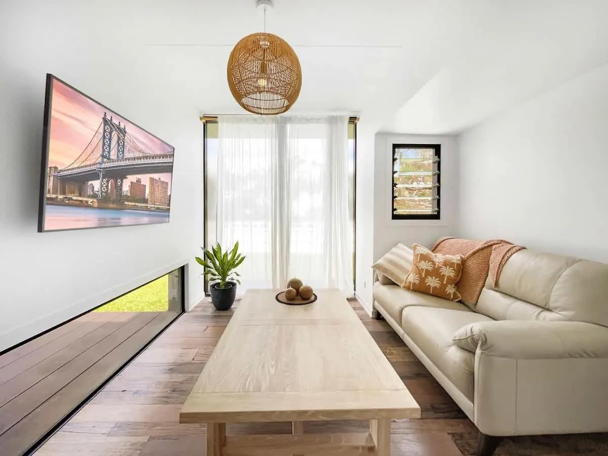 Дом отдыха Funky Beachfront House Opposite Kawana Surf Club Buddina