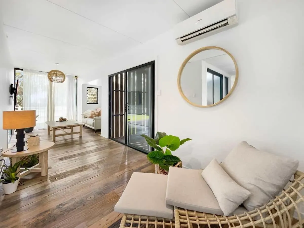 Funky Beachfront House Opposite Kawana Surf Club Buddina Австралия
