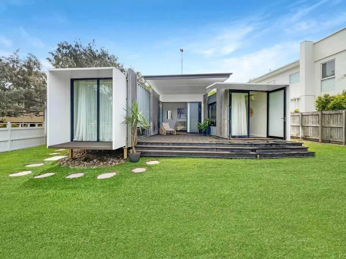 Funky Beachfront House Opposite Kawana Surf Club Buddina