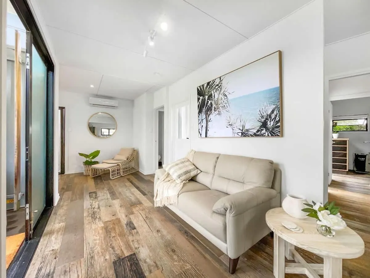 Funky Beachfront House Opposite Kawana Surf Club Buddina 度假居
