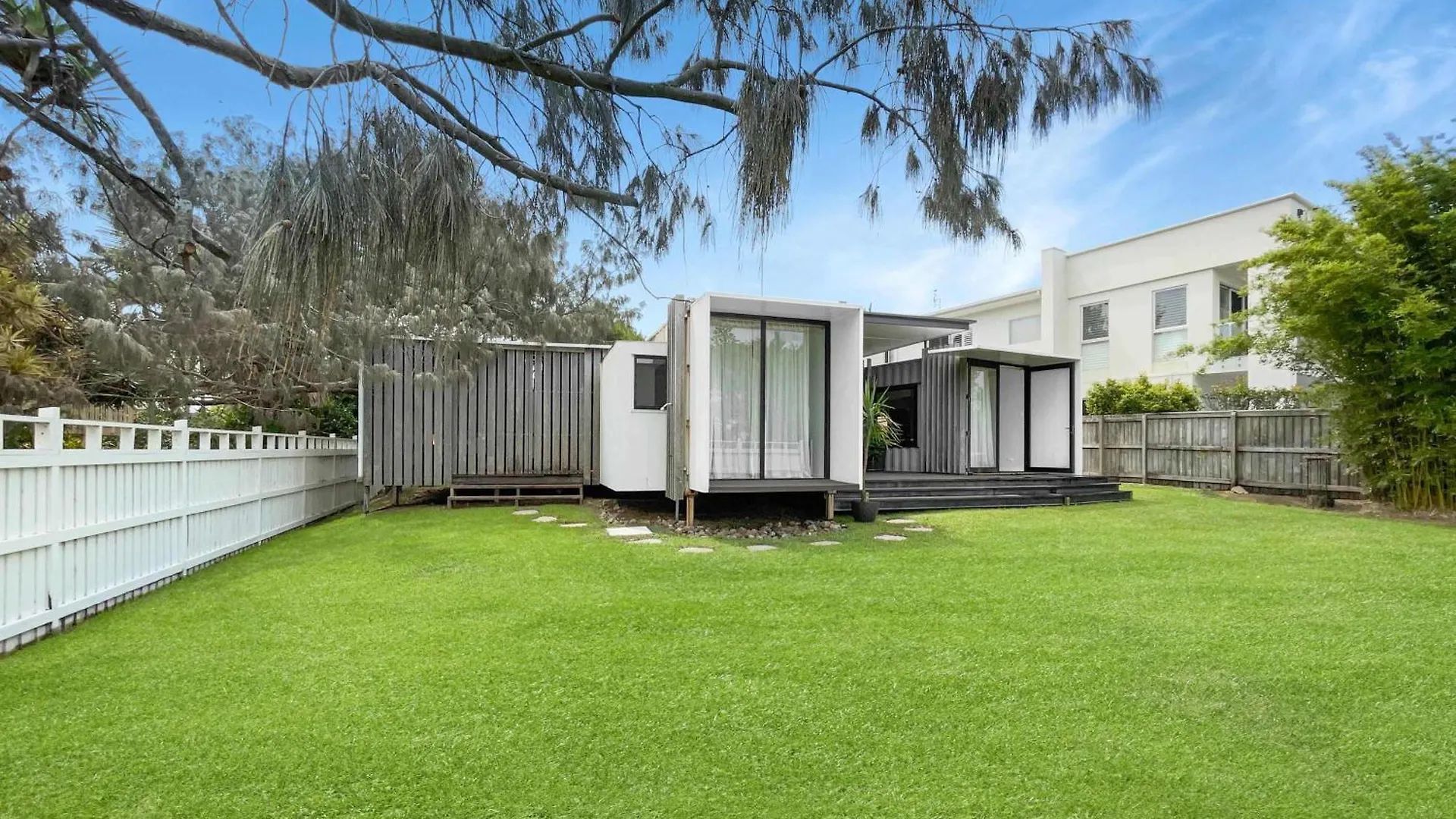 Funky Beachfront House Opposite Kawana Surf Club Buddina