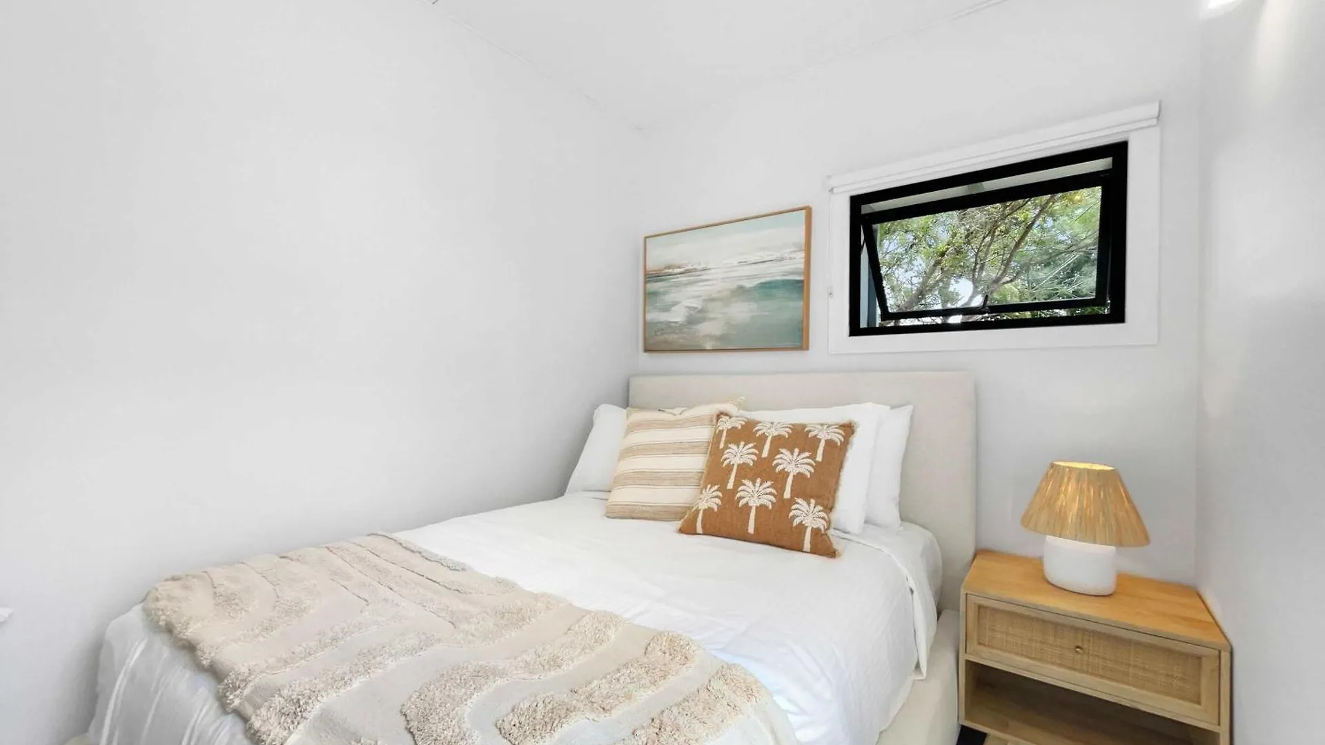 Funky Beachfront House Opposite Kawana Surf Club Holiday home Buddina