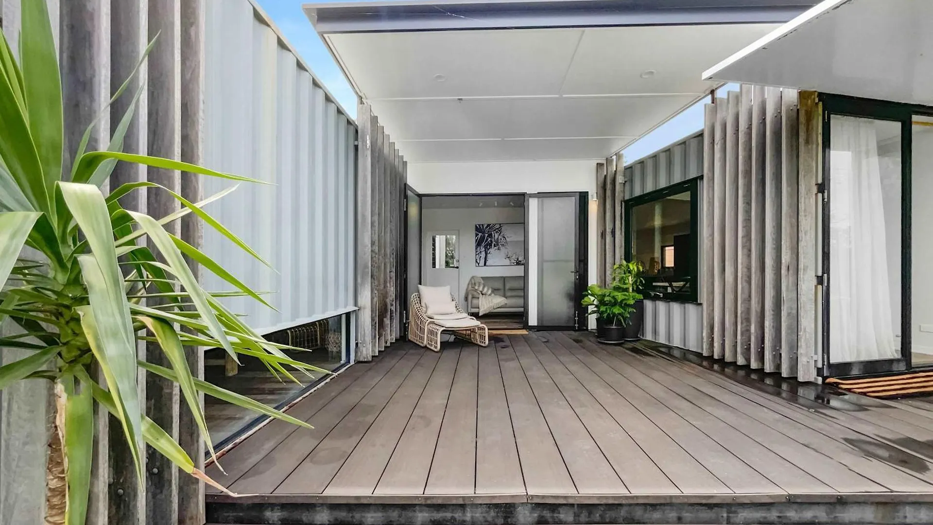 Funky Beachfront House Opposite Kawana Surf Club 0*, Buddina