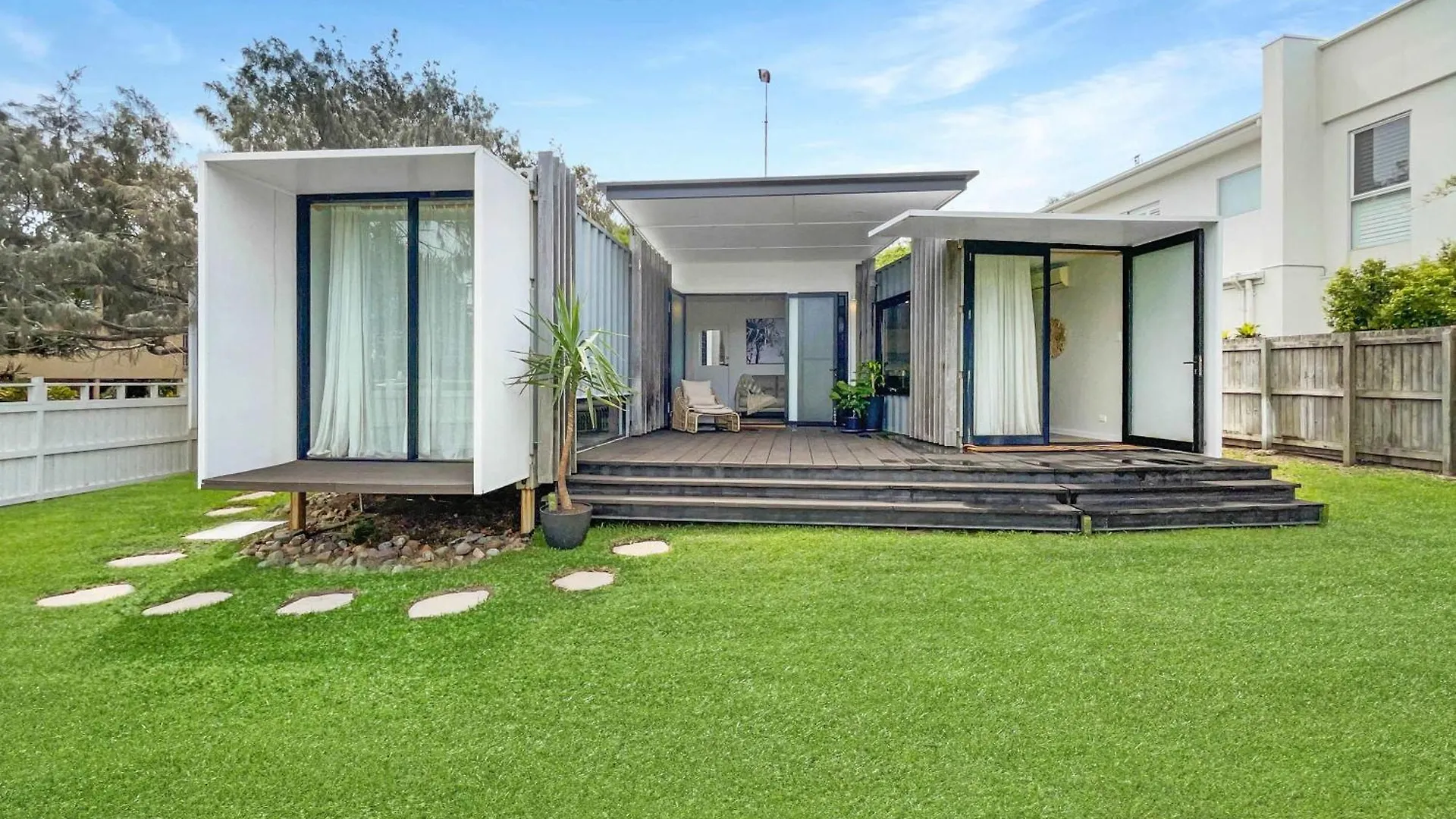 Funky Beachfront House Opposite Kawana Surf Club Australia